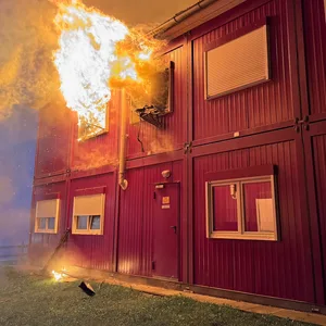 Flammen schlagen aus Container