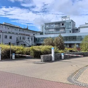 Das Westküstenklinikum Heide von der Esmarchstraße aus gesehen: In diesem Bereich ereigneten sich die Angriffe.