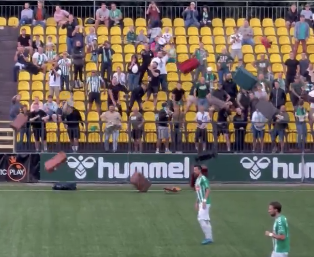 Die Fans von Zalgiris Vilnius fordern den Trainer auf, die Koffer zu packen