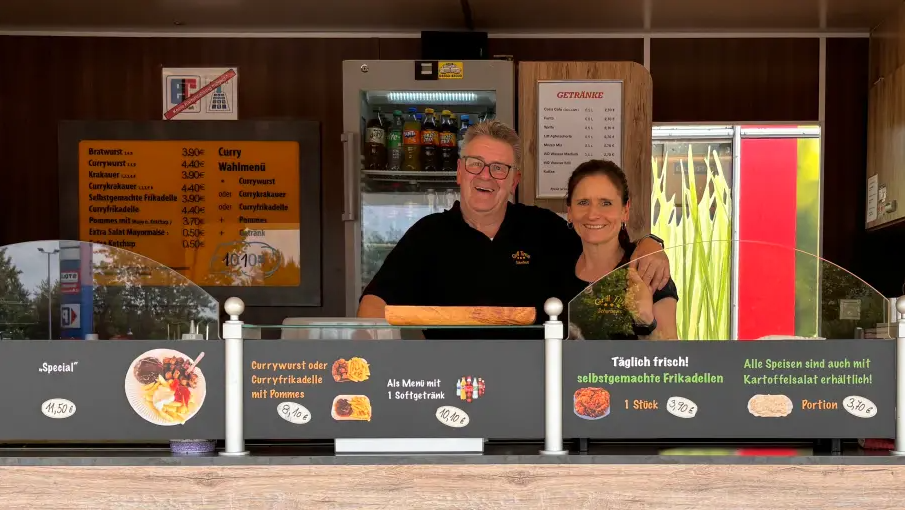 Rainer „Rick“ Schilling und seine Frau Ivet leiten seit sieben Jahren den Imbiss auf dem Parkplatz eines Baumarkts in Scharbeutz – und das offensichtlich sehr erfolgreich.