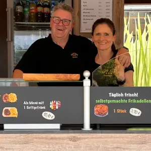 Rainer „Rick“ Schilling und seine Frau Ivet leiten seit sieben Jahren den Imbiss auf dem Parkplatz eines Baumarkts in Scharbeutz – und das offensichtlich sehr erfolgreich.