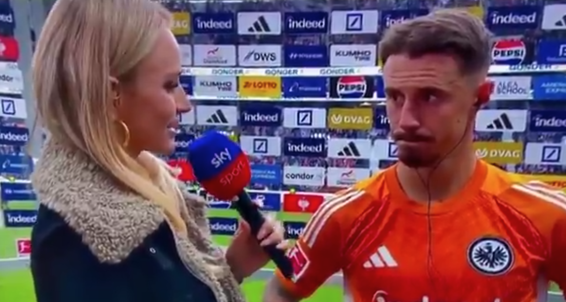 Sky-Reporterin Katharina Kleinfeldt interviewt Marco Friedl