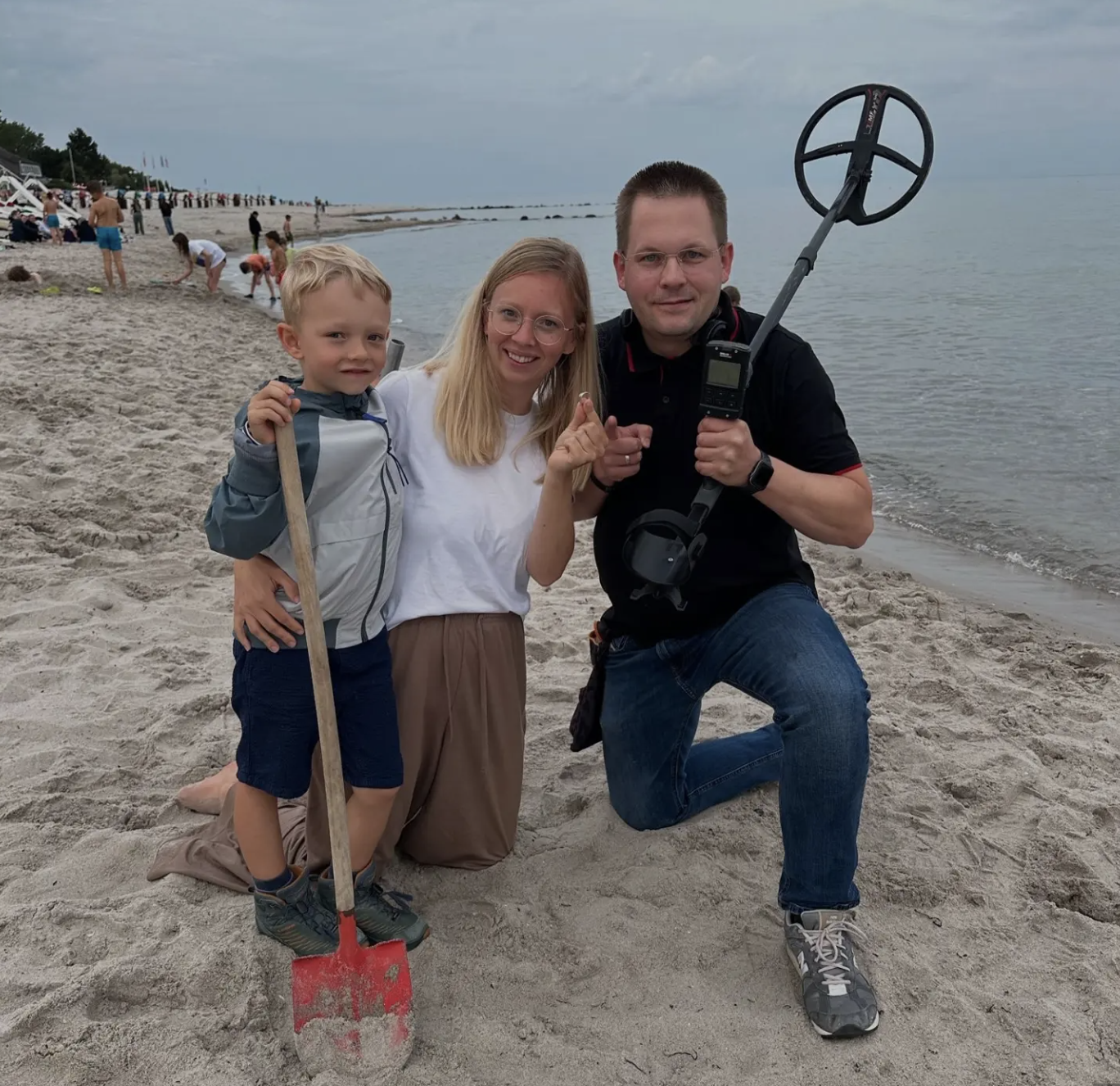 In Grömitz half Ringretter Felix Johannsen erst kürzlich einer Frau, ihren Ehering am Ostsee-Strand wiederzufinden.
