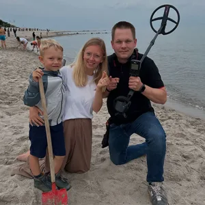 In Grömitz half Ringretter Felix Johannsen erst kürzlich einer Frau, ihren Ehering am Ostsee-Strand wiederzufinden.