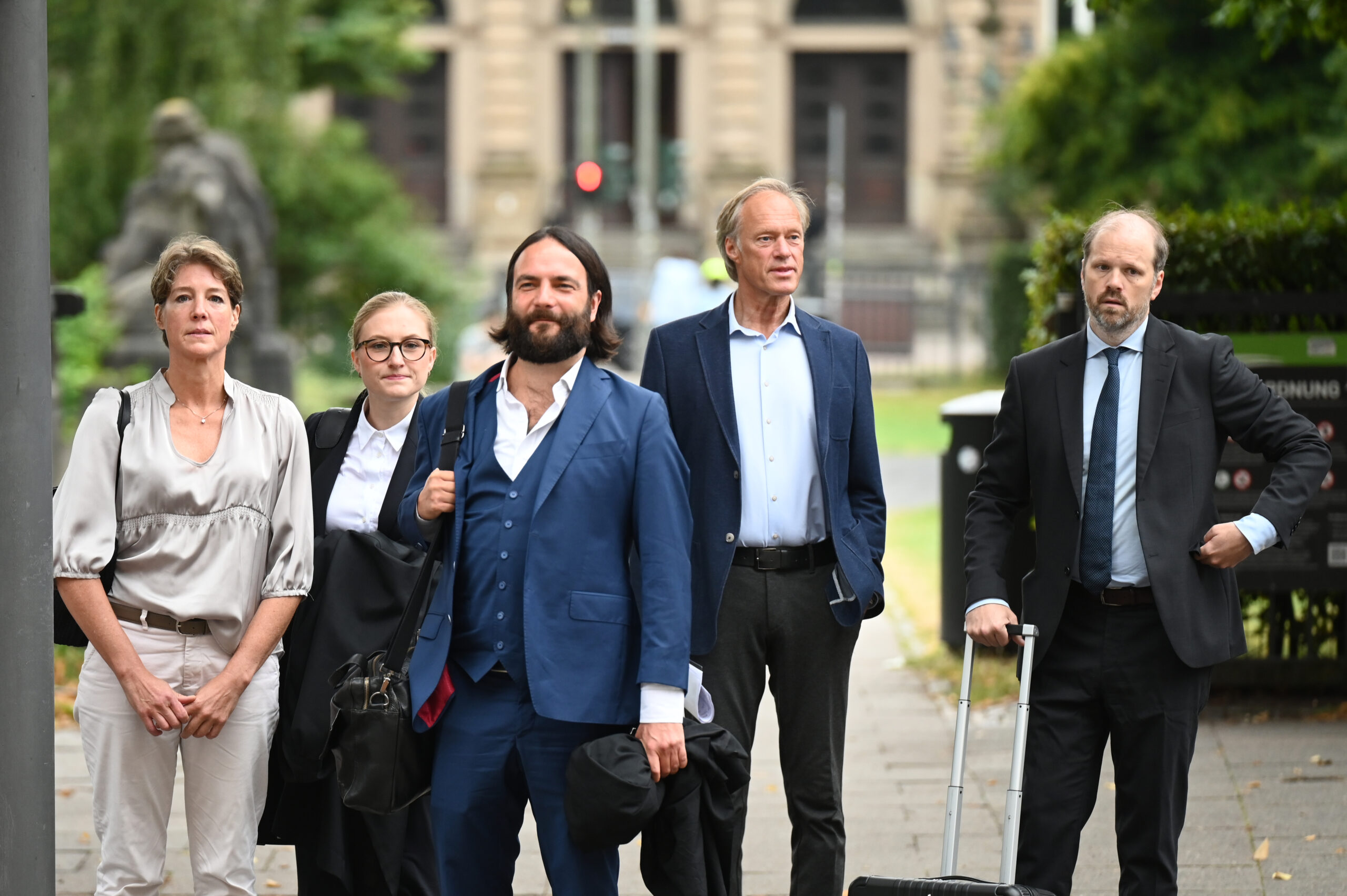 Christina Block und Gerhard Delling treffen zusammen mit ihren Anwält:innen am Gericht ein.
