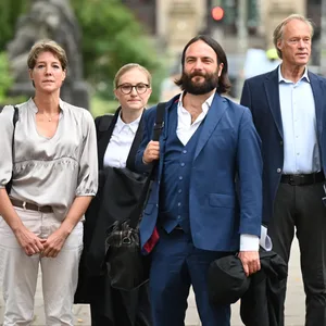 Christina Block und Gerhard Delling treffen zusammen mit ihren Anwält:innen am Gericht ein.