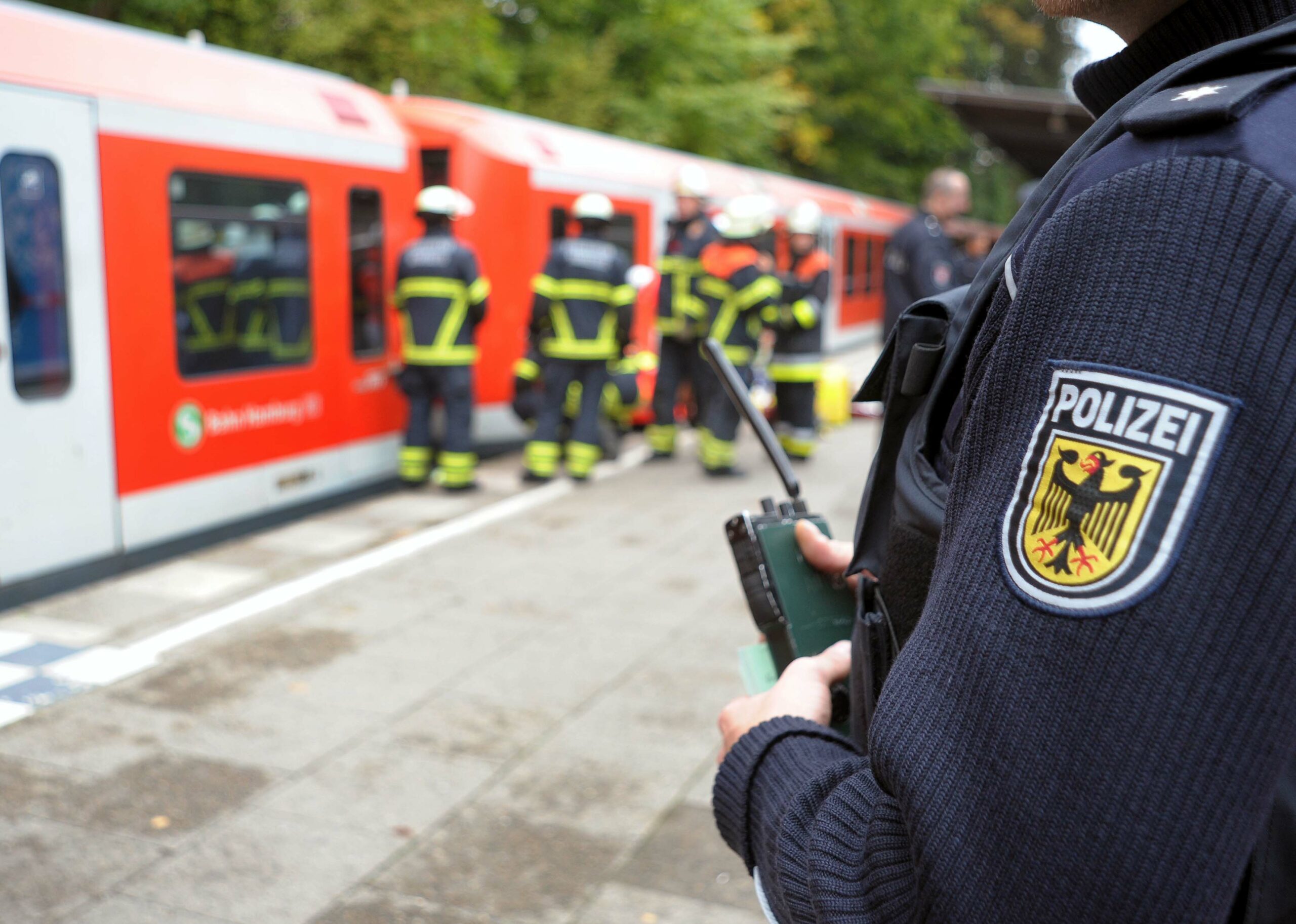Teenager fällt am Bahnhof ins Gleisbett und har Reisenglück