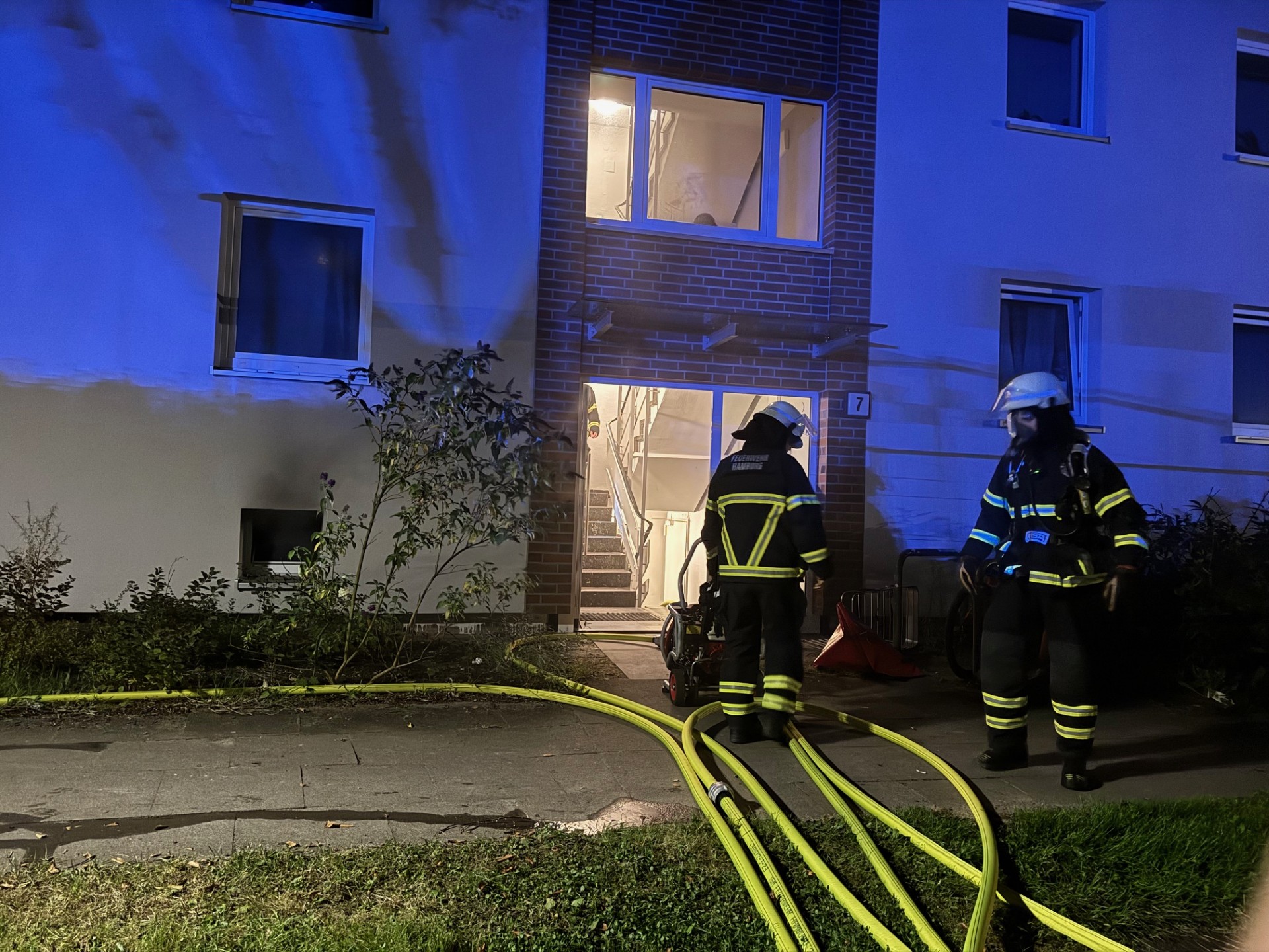 Feuerwehrleute beim Löschen des Brands.