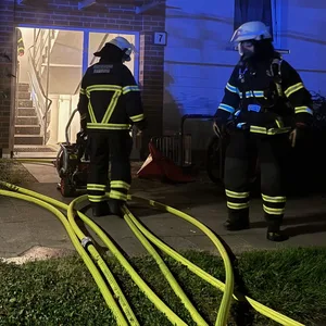 Feuerwehrleute beim Löschen des Brands.