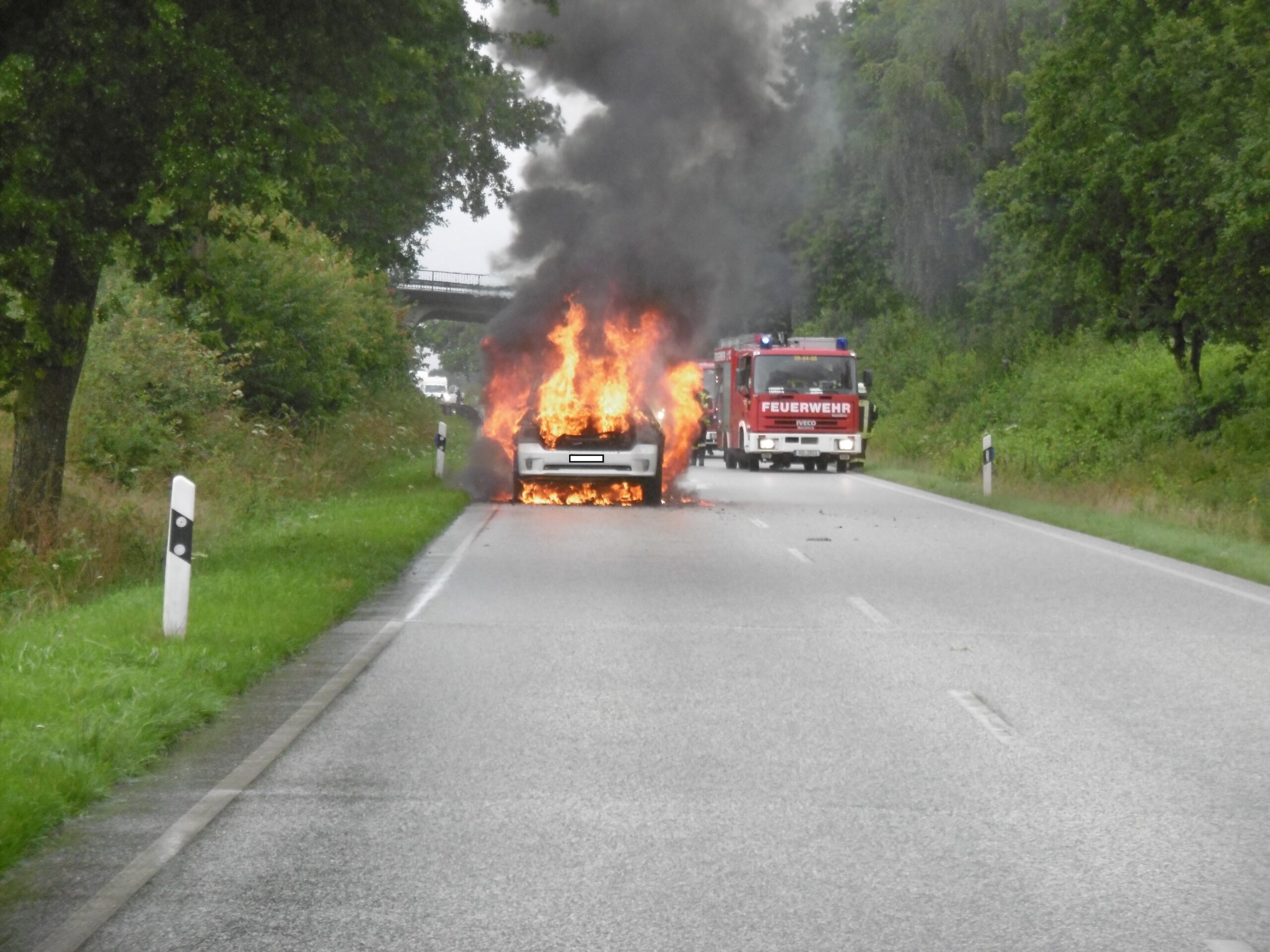 Das Auto brannte lichterloh.