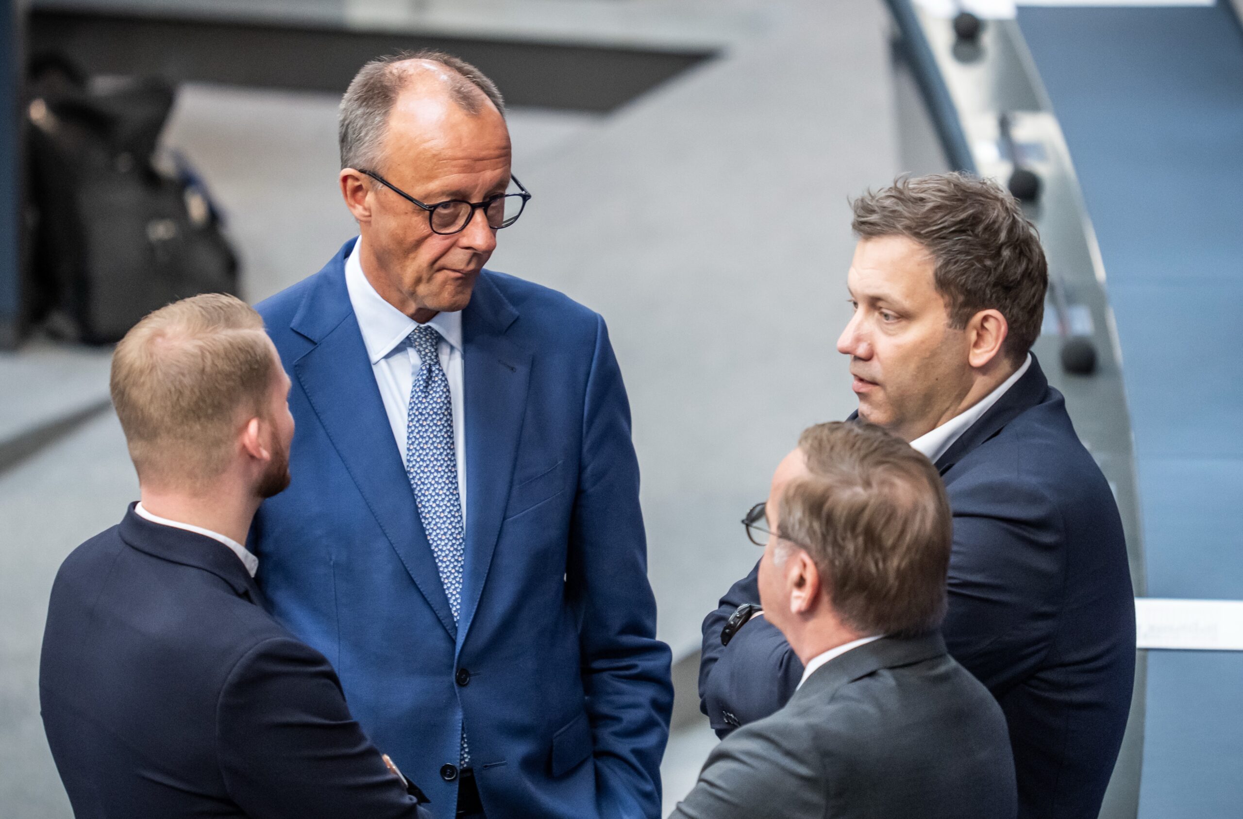 Bundeskanzler Friedrich Merz (CDU, 2.v.l.) spricht mit Finanzminister Lars Klingbeil (SPD, r.), Verteidigungsminister Boris Pistorius (SPD, 2.v.r.) und SPD-Generalsekretär Tim Klüssendorf.