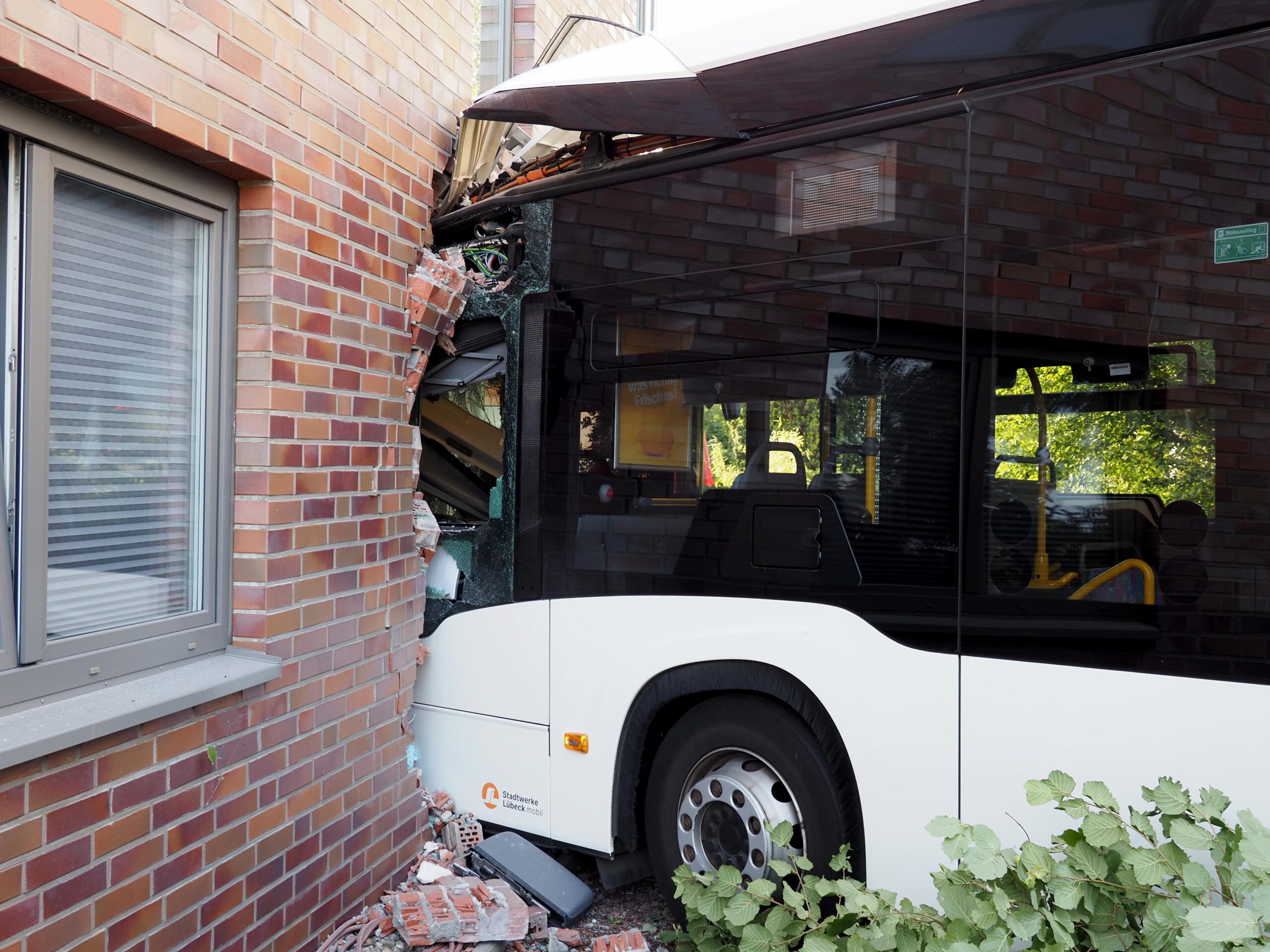 Linienbus gerät in Lübeck außer Kontrolle und kracht in Wohnhaus – neun Verletzte