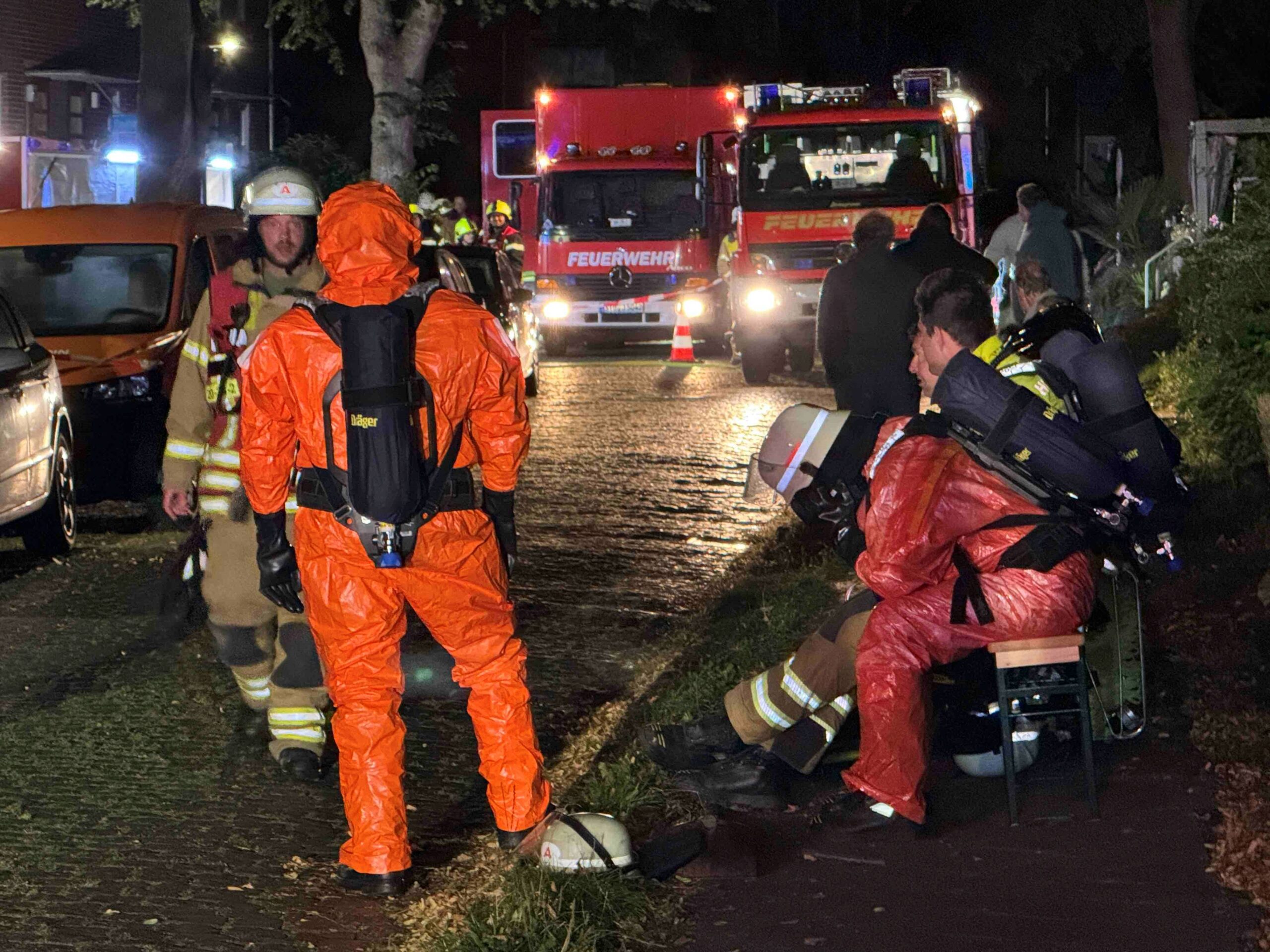 Die Feuerwehr war die ganze Nacht im Großeinsatz, nachdem flaschenweise Buttersäure gefunden worden war.