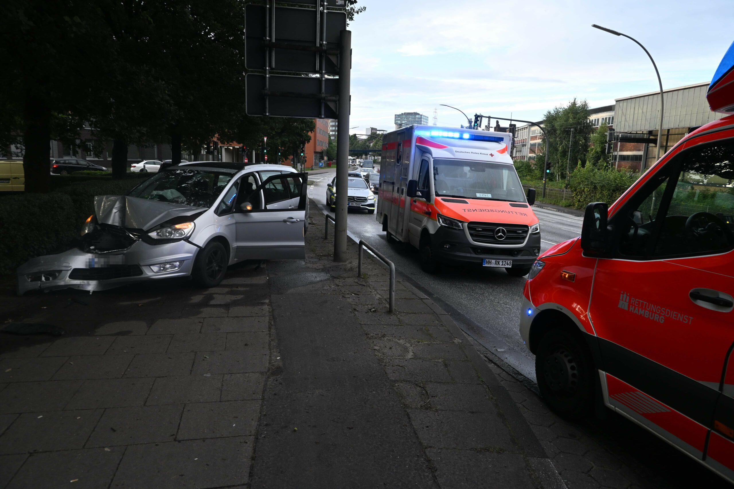 Die Fahrerin kam mit dem Auto von der Fahrbahn ab und prallte gegen eine Straßenlaterne.