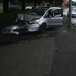 Die Fahrerin kam mit dem Auto von der Fahrbahn ab und prallte gegen eine Straßenlaterne.