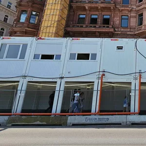 Oben Besprechungsräume für Baufirmen, unten Fußgängerweg: Der „Container-Riegel“ vor dem Hamburger Hof am Jungfernstieg.