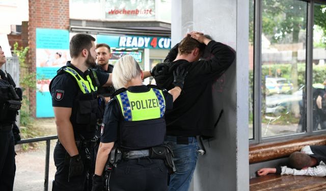 Streit-am-Busbahnhof-Mann-z-ckt-Messer-Busse-durchsucht-zwei-Festnahmen