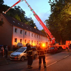 Feuerwehrkräfte vor dem Spezialfahrzeug. Der Einsatz ging mehrere Stunden.