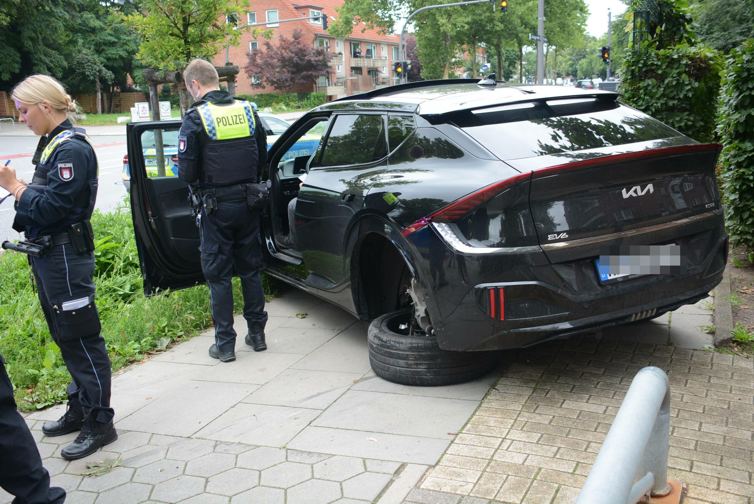Der Kia verlor bei dem Unfall ein Reifen.
