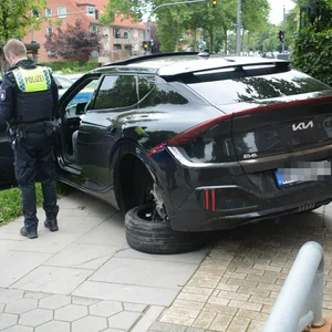 Der Kia verlor bei dem Unfall ein Reifen.