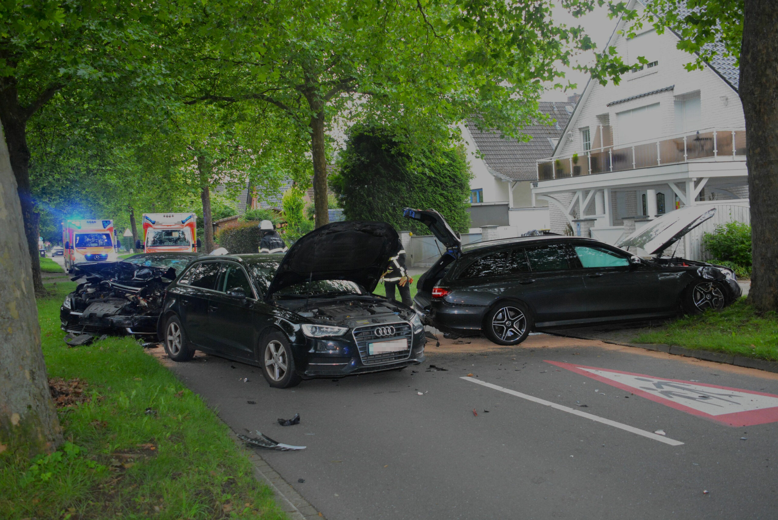 Der Fahrer des VW (hinten l.) soll gegen den Mercedes (r.) gerast sein, als dieser den geparkten Audi (M.) überholen wollte.