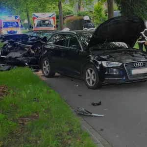 Der Fahrer des VW (hinten l.) soll gegen den Mercedes (r.) gerast sein, als dieser den geparkten Audi (M.) überholen wollte.