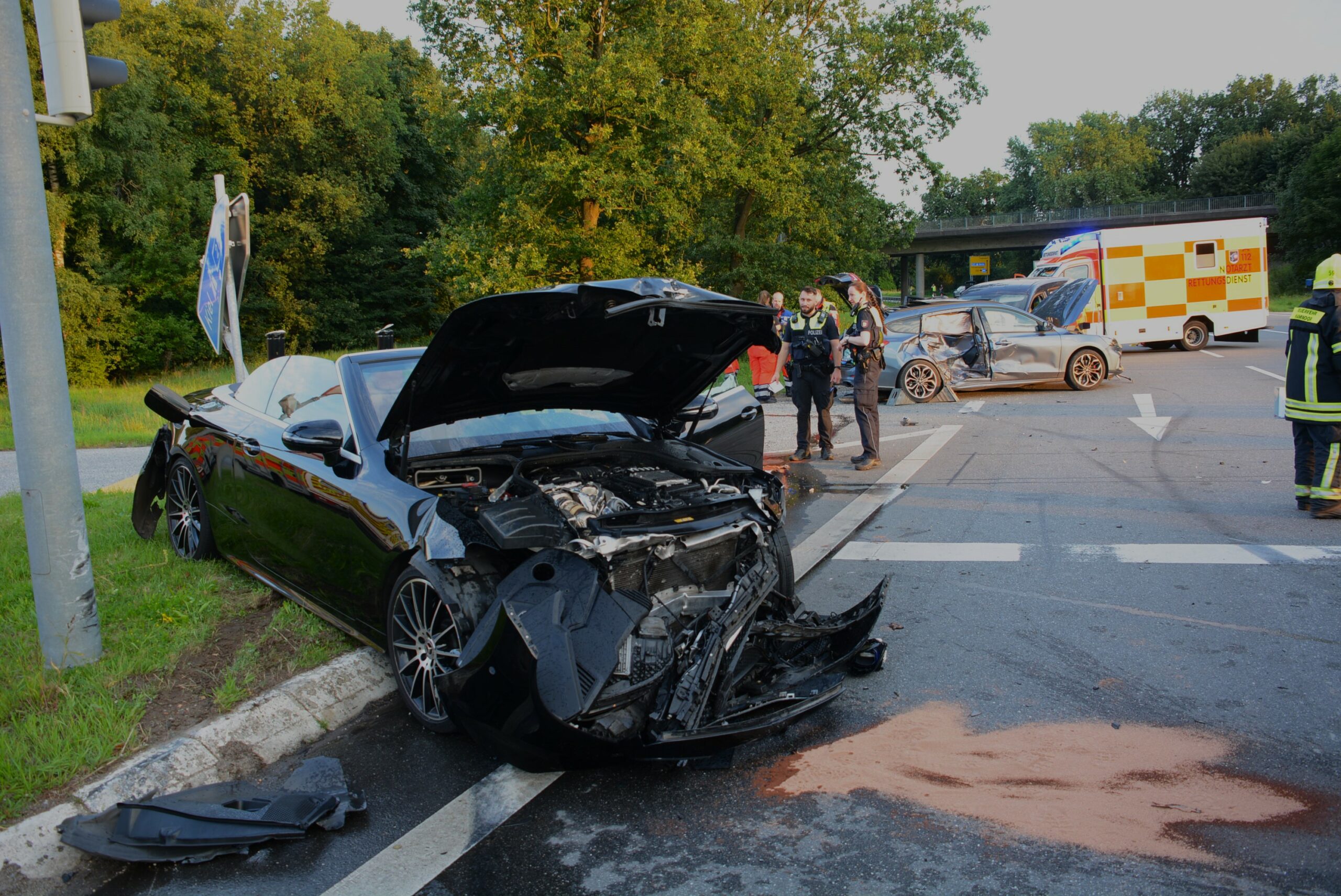 Das Mercedes-Cabrio wurde beim Unfall auf eine Verkehrsinsel geschleudert und schwer beschädigt.