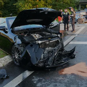 Das Mercedes-Cabrio wurde beim Unfall auf eine Verkehrsinsel geschleudert und schwer beschädigt.