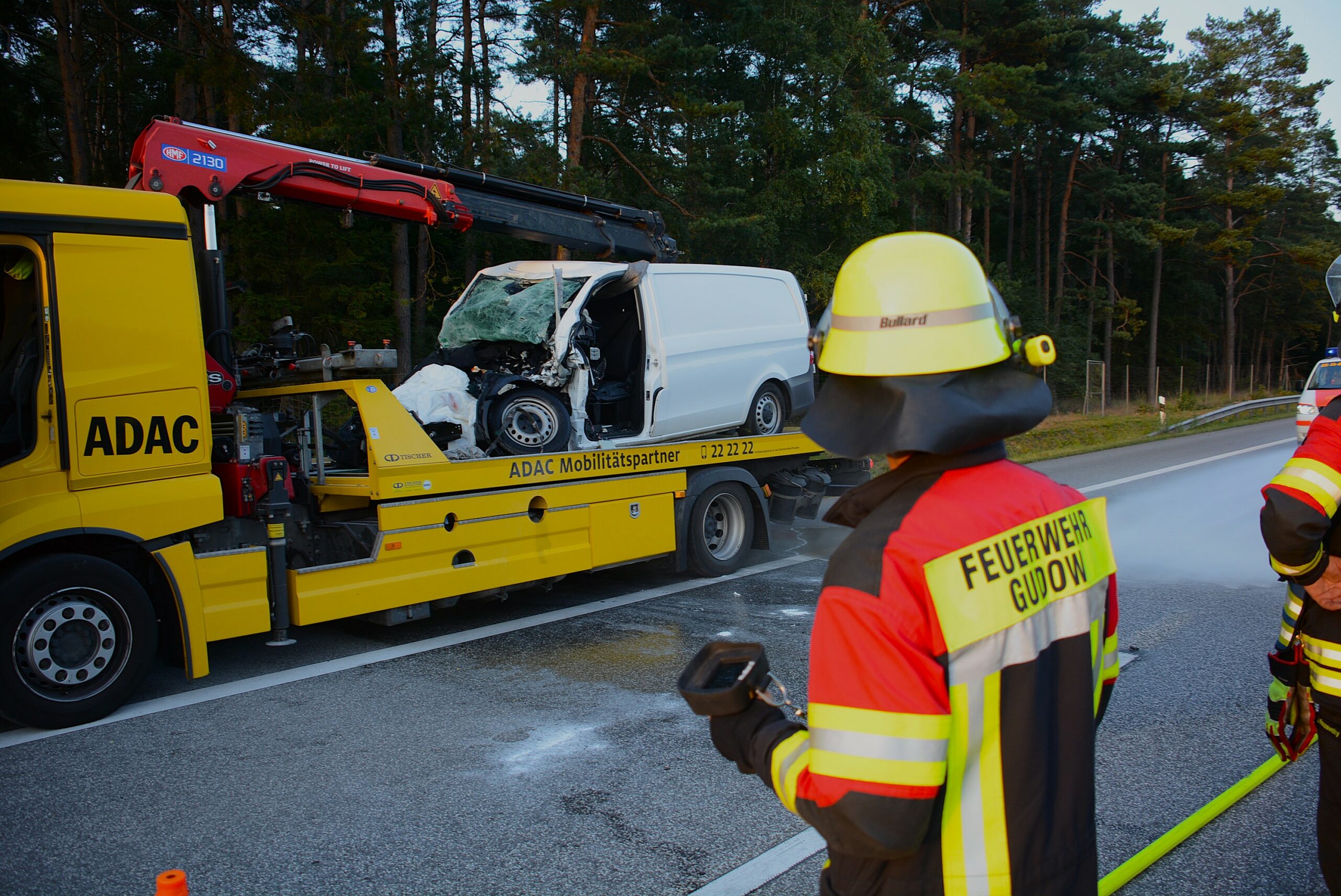 Der Unfallwagen wird abgeschleppt.