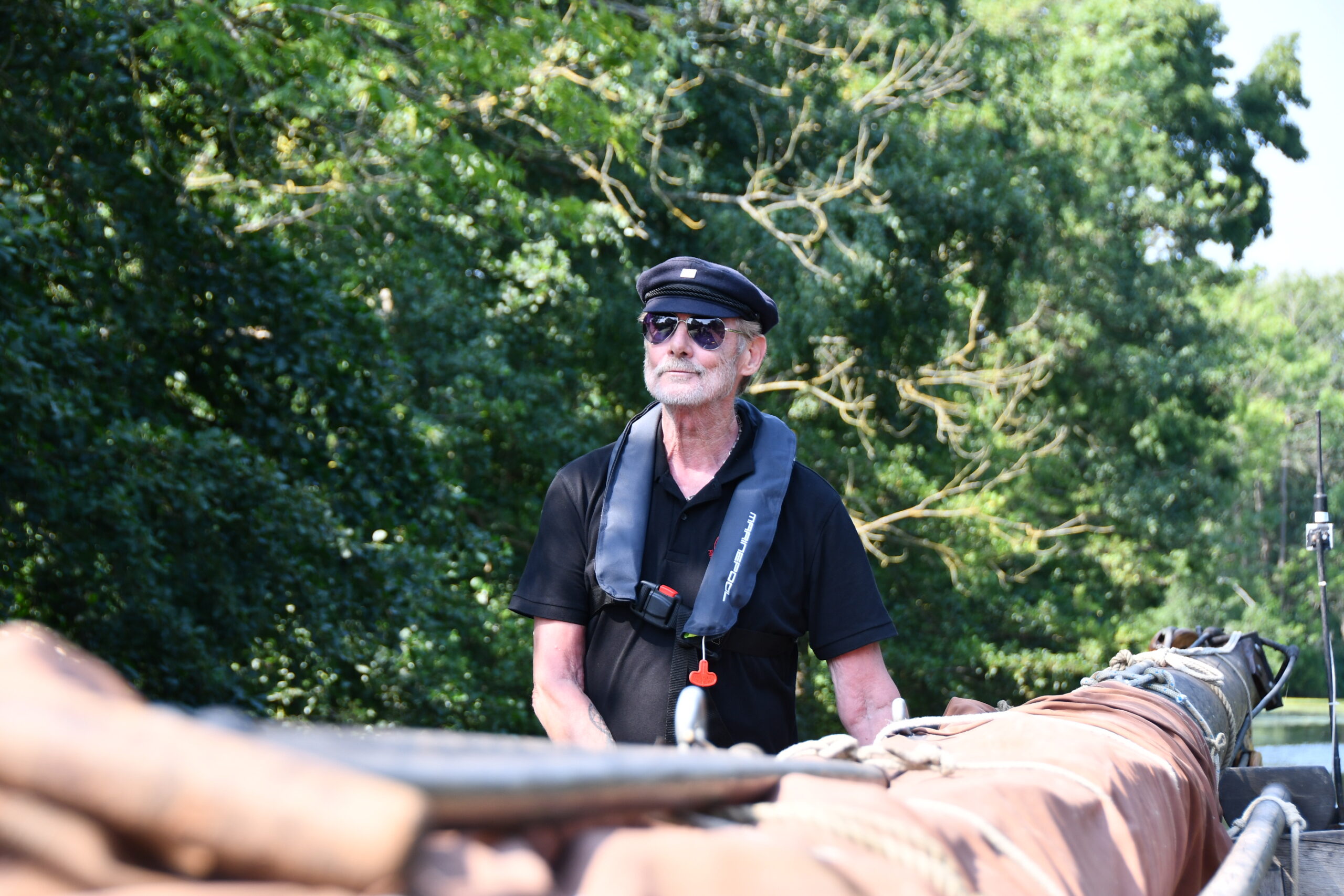 Bootsführer Carlo Schaller auf dem Bergedorfer Ewer.