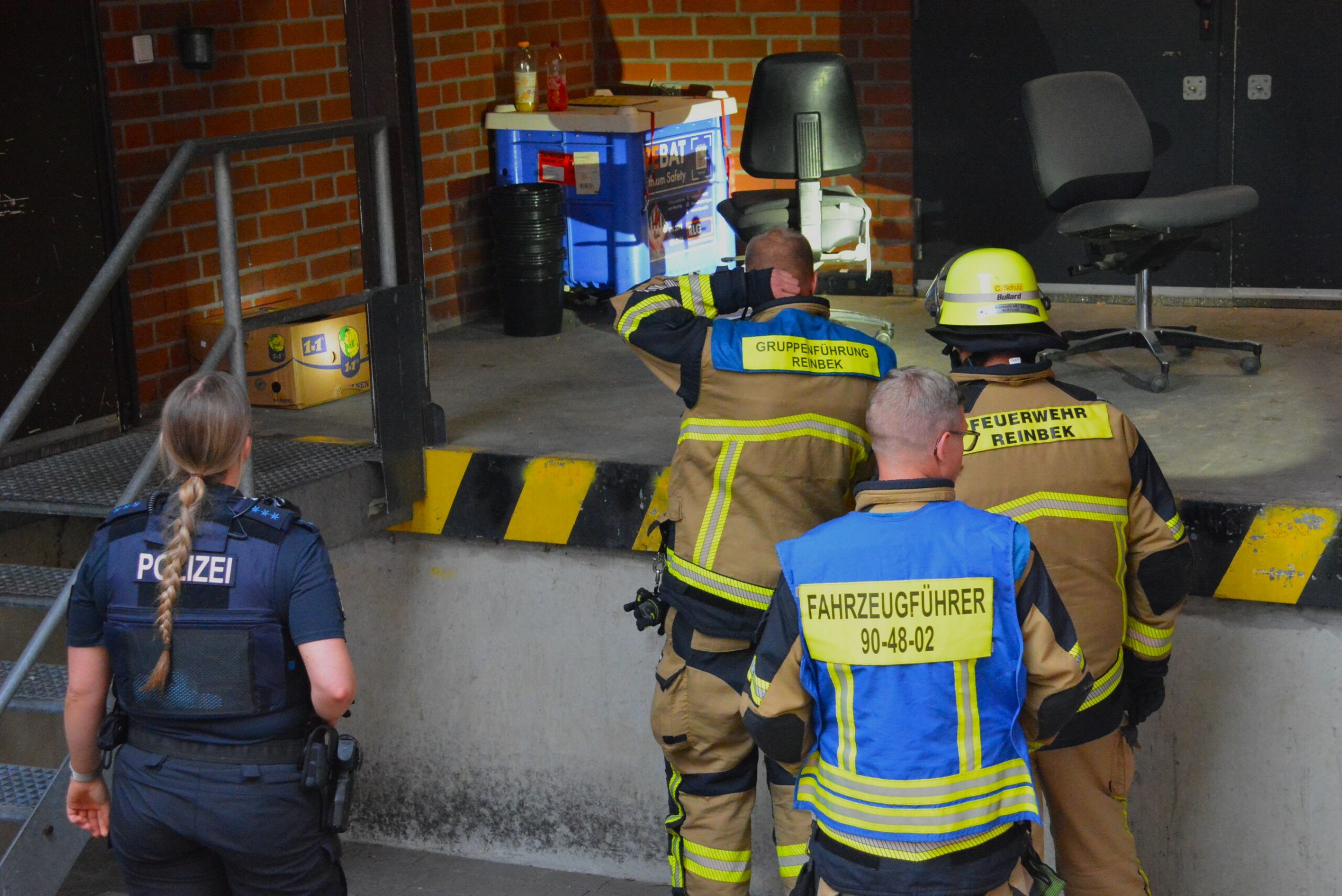 Spinnen-Alarm im Aldi: Polizei und Feuerwehr nehmen eine Bananenkiste unter die Lupe.