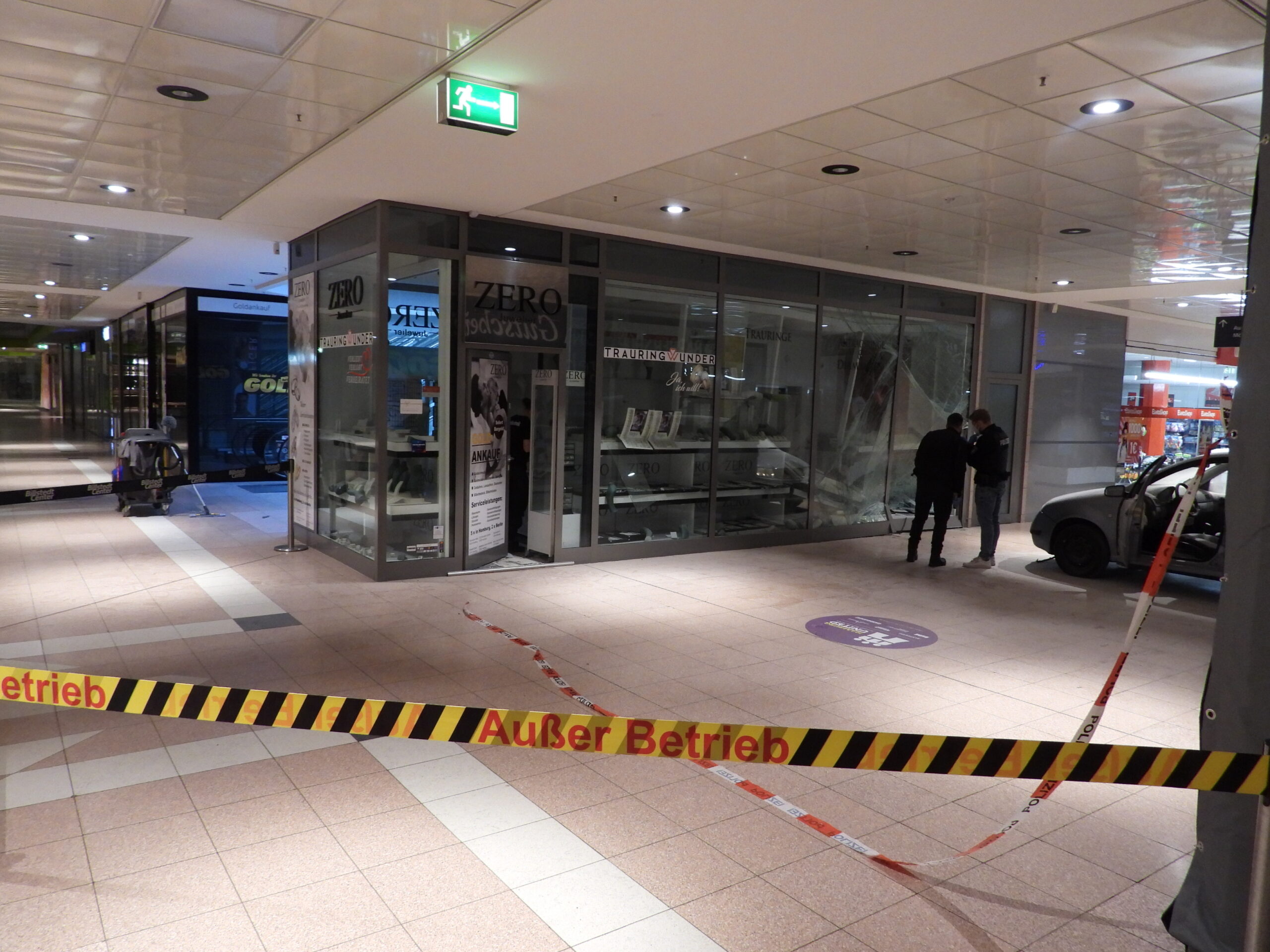 Am frühen Freitagmorgen rammte ein Auto im Billstedt Center die Scheiben eines Juweliers.