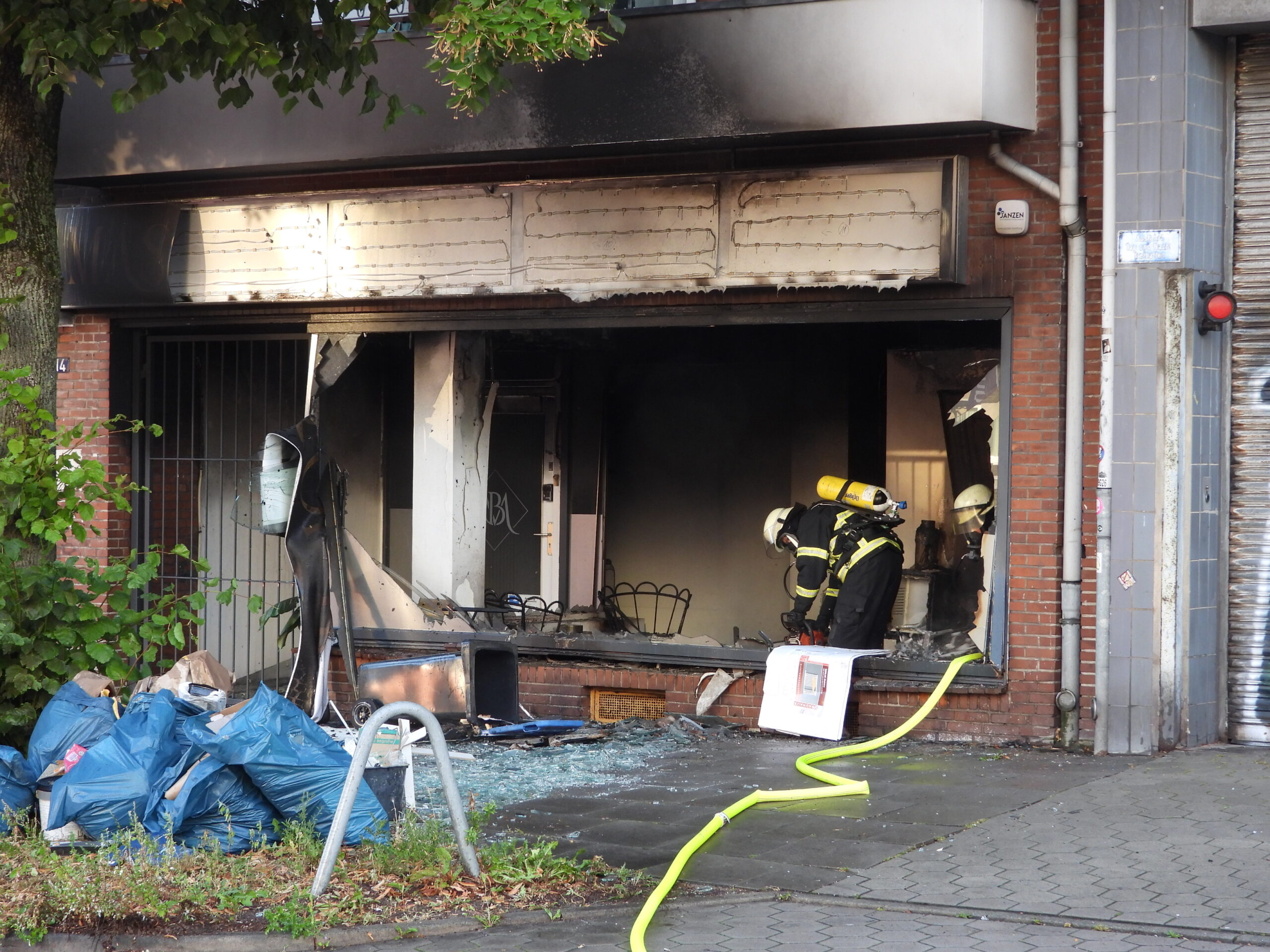 Das Schaufenster wurde bei der Verpuffung komplett zerstört.