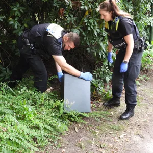 Polizisten beim Wegtragen des Tresors.