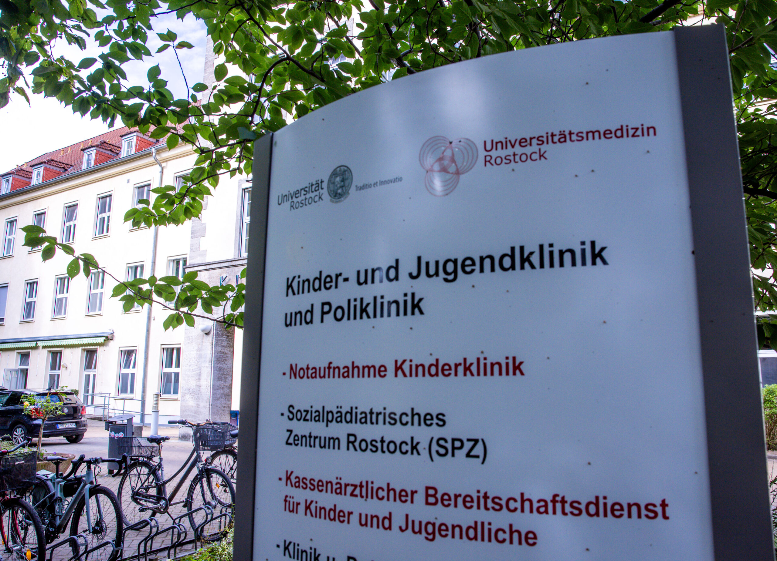 Blick auf den Eingang der Kinder- und Jugendklinik der Universität Rostock, wo mehrere Patienten wegen des Verdachts auf Ehec behandelt werden.