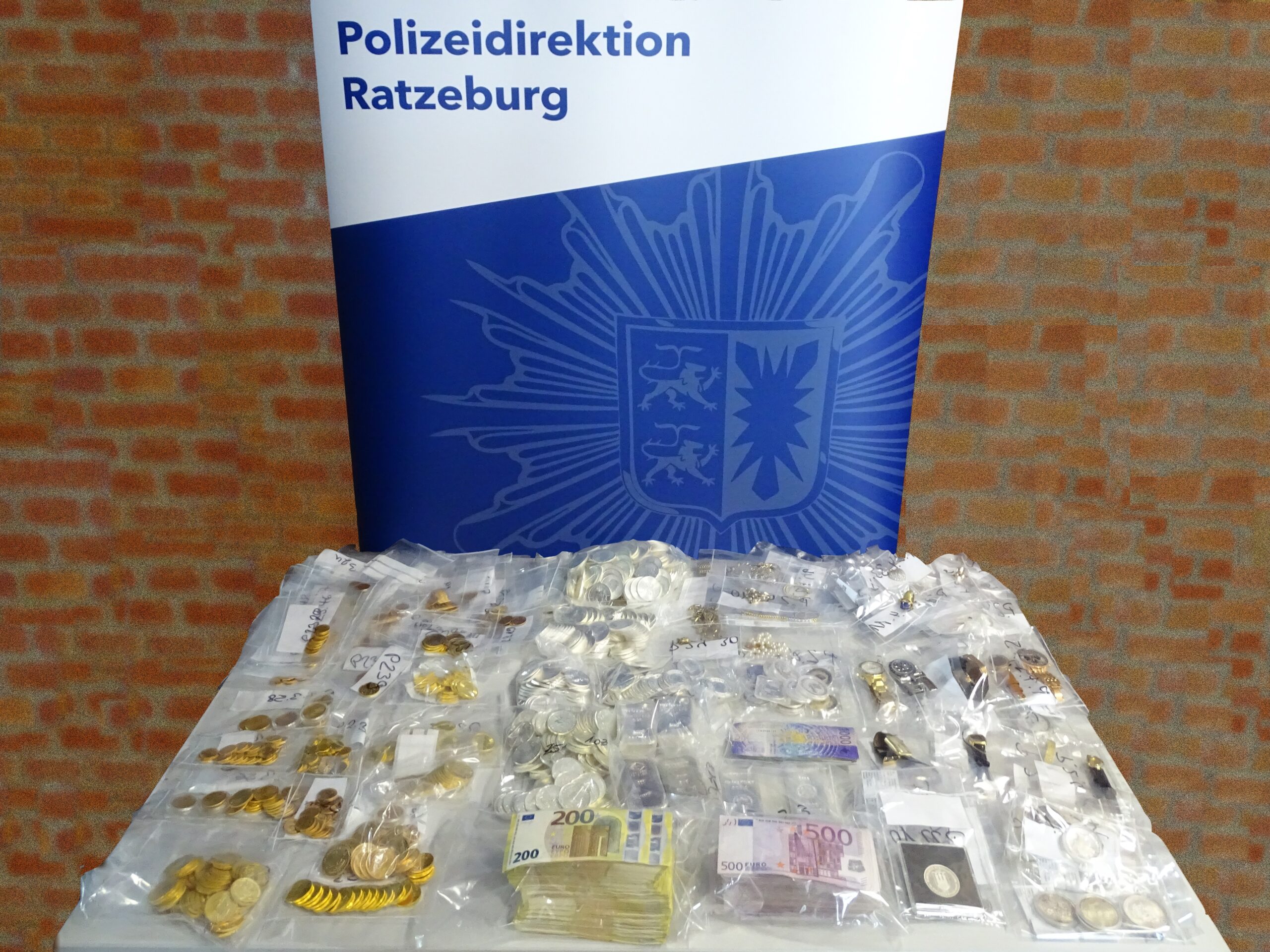 Geld und Gold auf einem Tisch