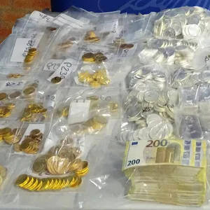 Geld und Gold auf einem Tisch