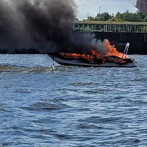 Das Boot der Familie hatte plötzlich Feuer gefangen – nun wurde das Wrack geborgen.