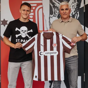 St. Paulis Sportchef Andreas Bornemann begrüßt Neuzugang Martijn Kaars.