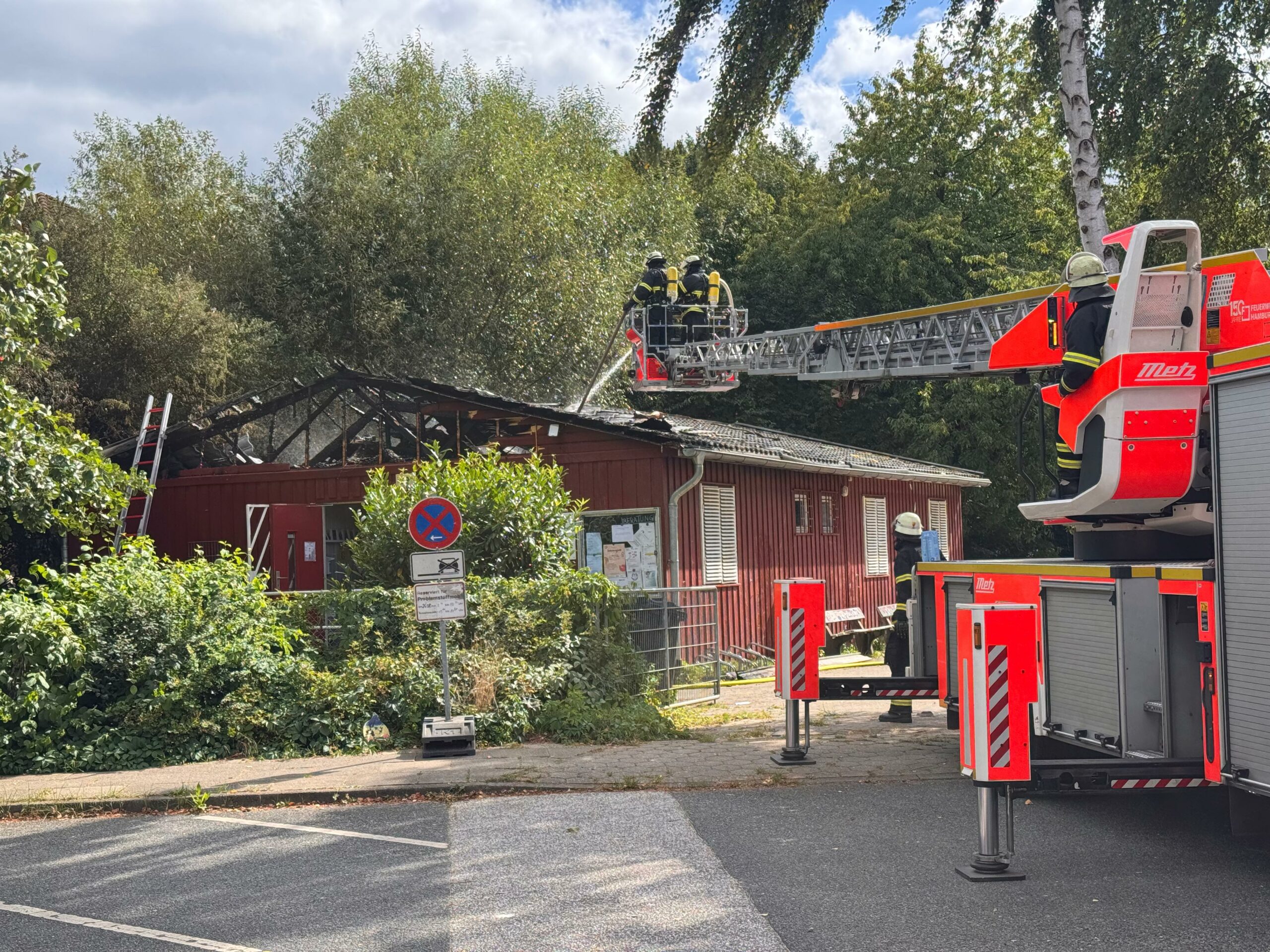 Die Feuerwehr löscht das Dach der „roten Hütte“.
