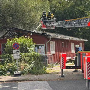 Die Feuerwehr löscht das Dach der „roten Hütte“.