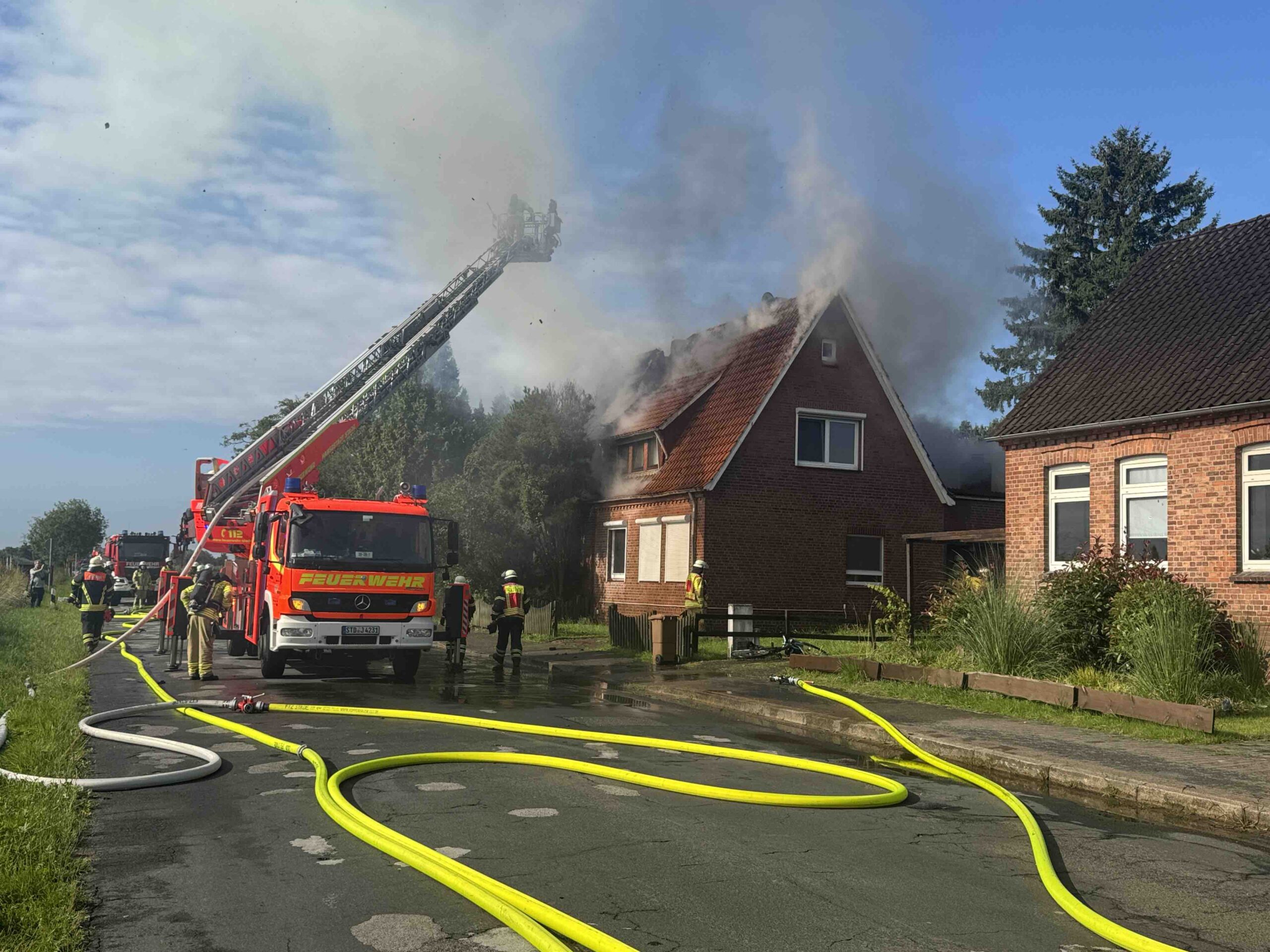 Dahcstuhlbrand eines Wohnhauses in Hollern. Nachbarn retten schwer verletzten Bewohner