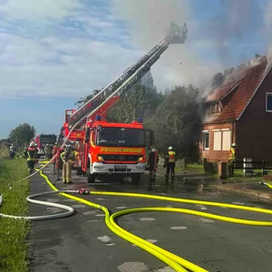 Dahcstuhlbrand eines Wohnhauses in Hollern. Nachbarn retten schwer verletzten Bewohner