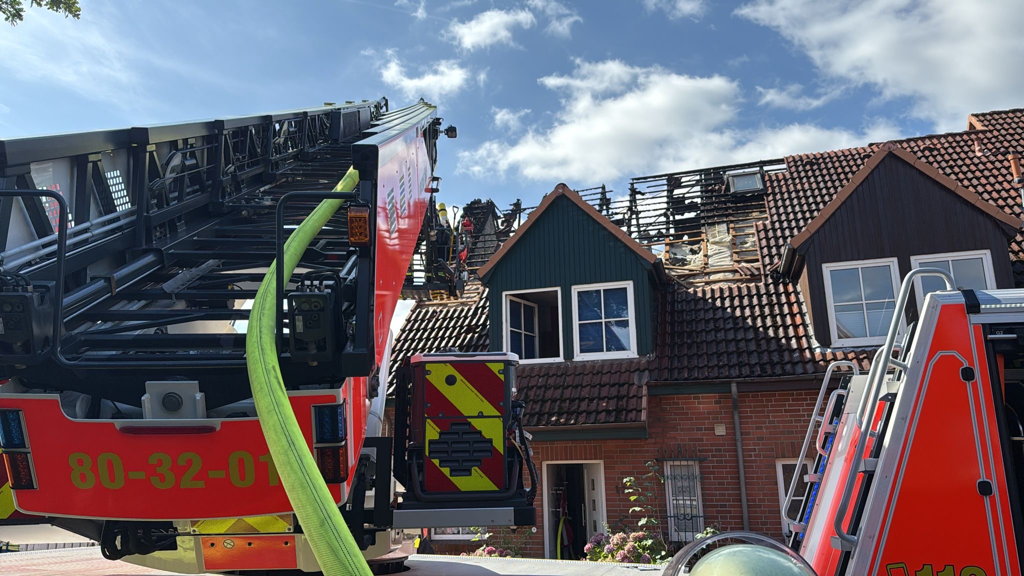 Dach von Reihenhaus in Oststeinbek in Flammen – Bewohnerin verletzt in Klinik