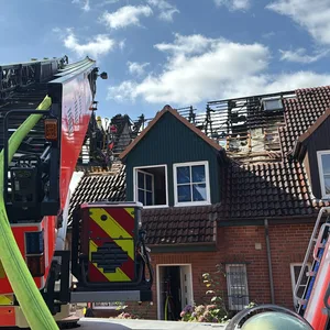 Dach von Reihenhaus in Oststeinbek in Flammen – Bewohnerin verletzt in Klinik