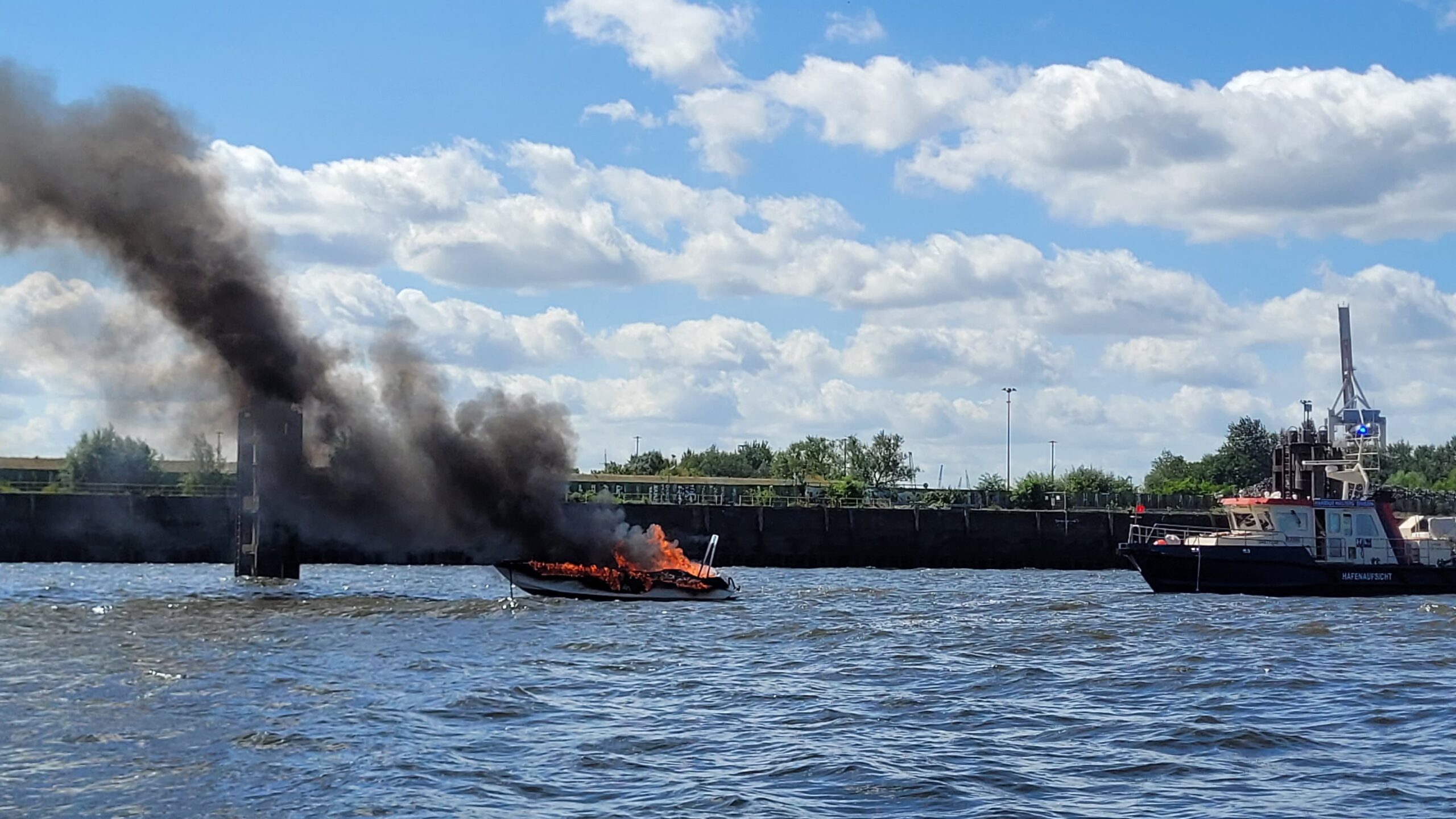 Sportboot brennt auf Elbe – Großalarm an der Hafencity