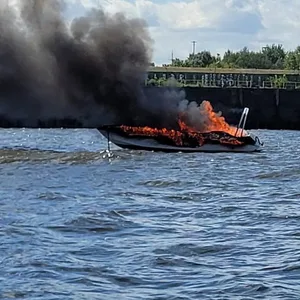 Sportboot brennt auf Elbe – Großalarm an der Hafencity
