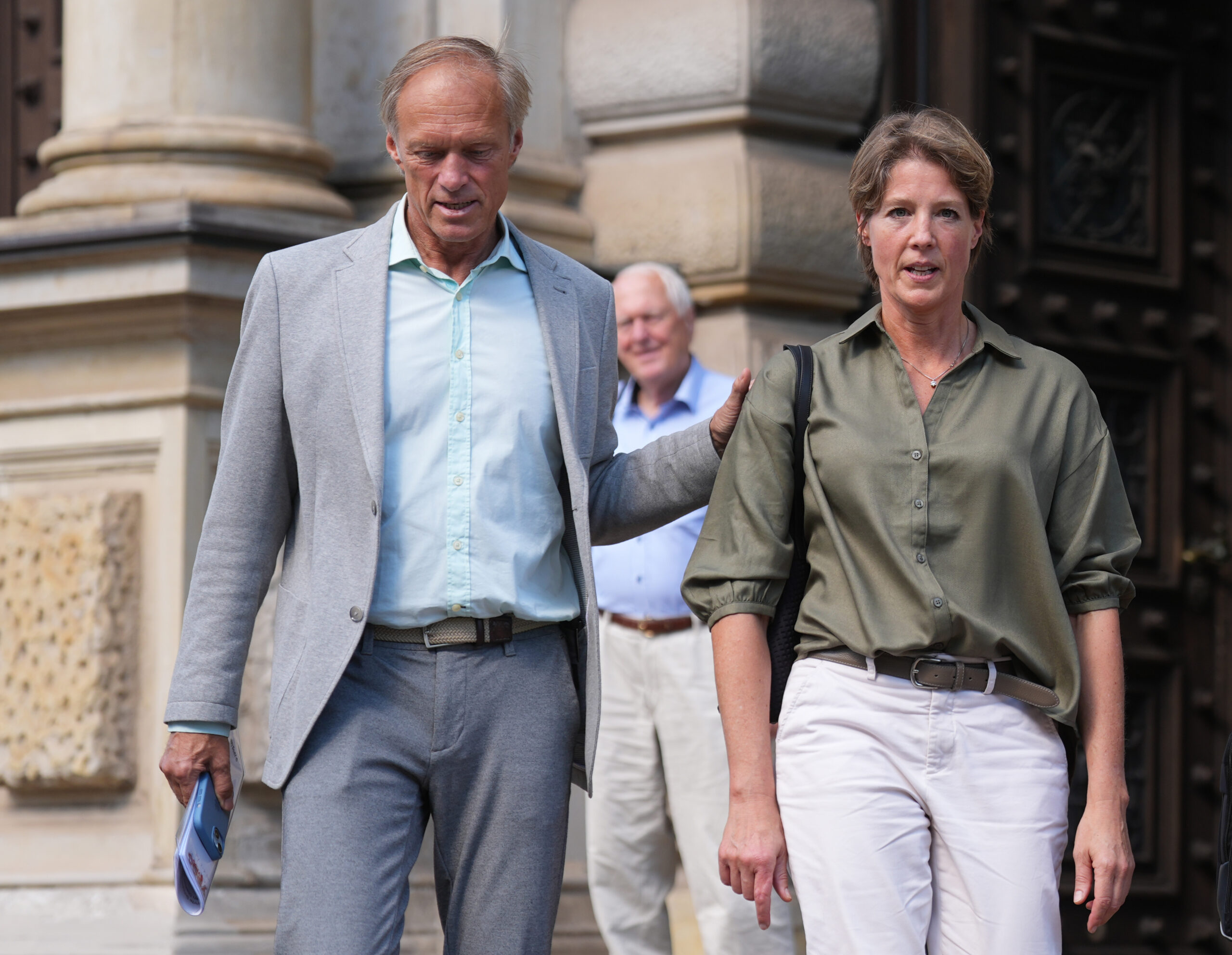Christina Block verlässt mit Gerhard Delling zusammen das Gericht nach Ende des Prozesstags.