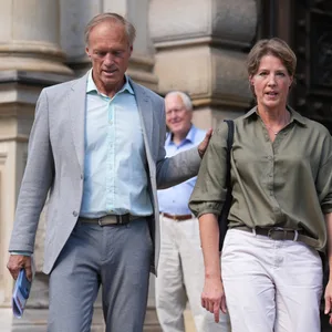 Christina Block verlässt mit Gerhard Delling zusammen das Gericht nach Ende des Prozesstags.