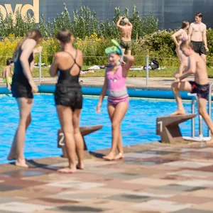 Vom Becken im Freibad Finkenwerder aus kann man Pötte gucken.